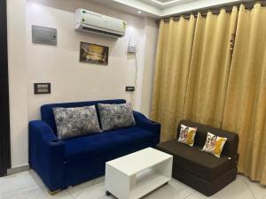 Posezení v ubytování Modern Luxury 2BHK Flat Lift Parking Kitchen Near Laxman Julla & Beach in Tapovan