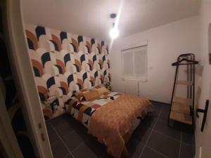 Una cama o camas en una habitación de Mulots et Bulots