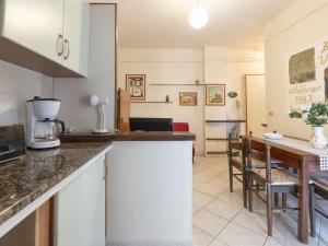 Ett kök eller pentry på Apartment Fulvia by Interhome