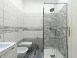 CipressaにあるHoliday Home Irma by Interhomeのバスルーム(トイレ、ガラス張りのシャワー付)