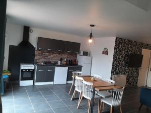 cocina con mesa y sillas en Mulots et Bulots en Saint-Hilaire-Petitville