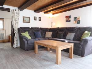un soggiorno con divano in pelle e tavolino da caffè di Holiday Home Haus Schwärzel by Interhome a Neuried