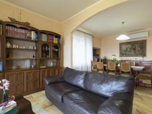 sala de estar con sofá de cuero y comedor en Holiday Home Irma by Interhome, en Cipressa