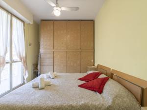 サンレモにあるApartment Capriolo by Interhomeのベッドルーム1室(大型ベッド1台、赤い枕付)