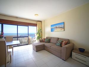 una sala de estar con un sofá y una mesa en Apartment Torre da Rocha by Interhome, en Portimão