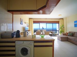 cocina con lavadora y sala de estar. en Apartment Torre da Rocha by Interhome, en Portimão