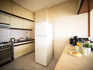 una cocina con un refrigerador blanco y un plato de comida en Apartment Torre da Rocha by Interhome, en Portimão