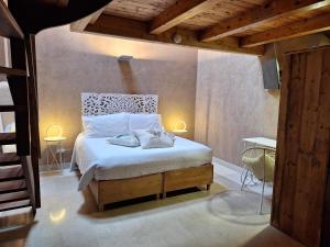 ein Schlafzimmer mit einem Bett mit zwei Kissen darauf in der Unterkunft Vallarom in Avio
