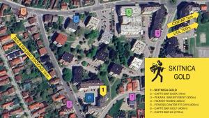 mapa miasta z mężczyzną chodzącym po ulicy w obiekcie Skitnica Gold w mieście Koprivnica