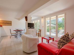 Μια τηλεόραση ή/και κέντρο ψυχαγωγίας στο Apartment Les Collines de valescure by Interhome +16 φωτογραφίες