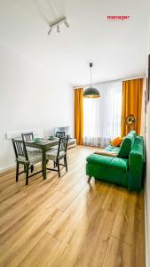 een woonkamer met een groene bank en een tafel bij Artystyczny in Racibórz