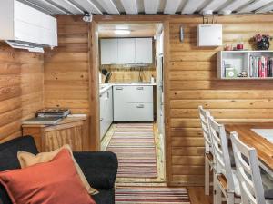 uma cozinha e sala de estar numa pequena casa em Holiday Home Ylikitkajärvi- kesäkumpu by Interhome em Orjasniemi