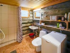 ユッラスヤルヴィにあるHoliday Home Ylläsrivit c 8 - villa änkyrä by Interhomeのバスルーム(トイレ、洗面台付)