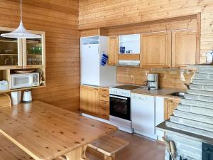 ユッラスヤルヴィにあるHoliday Home Ylläsrivit c 8 - villa änkyrä by Interhomeのキッチン(テーブル、白い冷蔵庫付)