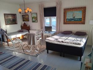 sypialnia z łóżkiem, stołem i biurkiem w obiekcie Holiday Home Elfvik by Interhome w mieście Porvoo