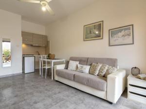 sala de estar con sofá y cocina en Apartment D3 - 6 by Interhome, en Marinella