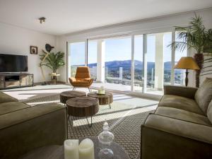 salon z kanapami i dużym oknem w obiekcie Villa Villa Cara Mull Alcalalí by Interhome w mieście Alcalalí