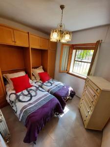um quarto com 2 camas e um lustre em 5 bedrooms house with wifi at Alera em Sádaba