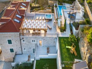uma vista aérea de uma casa com piscina em Villa Mladenka by Interhome em Jesenice
