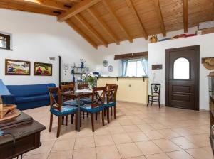 cocina y comedor con mesa y sillas en Casa Vacanza La Fontanella, en Piedimonte Etneo
