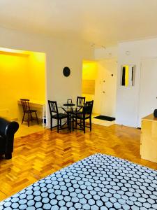 Cette chambre dispose d'une table, de chaises et de murs jaunes. dans l'établissement Stylish Montreal Apartment: Comfortable Stay in the Golden Square Mile, à Montréal