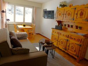 ein Wohnzimmer mit einem Sofa und einem Tisch in der Unterkunft Apartment Résidence du Golf by Interhome in Crans-Montana