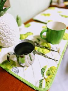 una taza de café verde sobre una mesa en Armocromia apartment, en Pozzallo