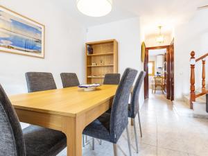 comedor con mesa de madera y sillas en Holiday Home Jorge Comin by Interhome, en Benicàssim