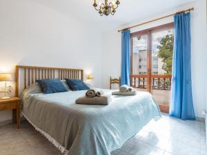 a bedroom with a bed with towels on it at Holiday Home Jorge Comin by Interhome in Benicàssim