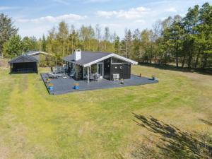 Zahrada ubytování Holiday Home Alvine - 475m from the sea by Interhome