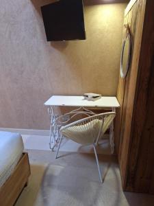 Habitación con escritorio con espejo y silla. en Vallarom en Avio