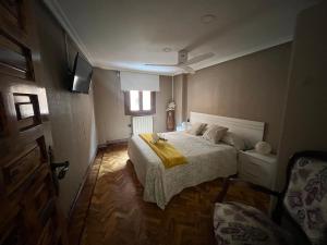 トゥデラにあるCasa Zurradoresのベッドルーム1室(黄色い毛布付きのベッド1台付)