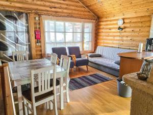 ein Wohnzimmer mit Tisch und Stühlen und einer Couch in der Unterkunft Holiday Home Alppi 7b paritalo by Interhome in Hyrynsalmi + 18 Fotos