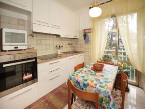 uma pequena cozinha com uma mesa e um micro-ondas em Apartment Liberty by Interhome em Luino