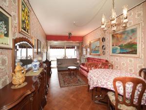uma sala de estar com uma cama e uma sala de jantar em Apartment Liberty by Interhome em Luino