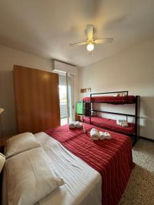 una camera con 2 letti e un ventilatore a soffitto di Hotel Caruso a Rimini