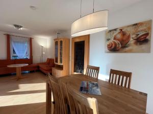 een eetkamer met een tafel en een woonkamer bij Apartment Ostseetrio App-7 by Interhome in Zinnowitz