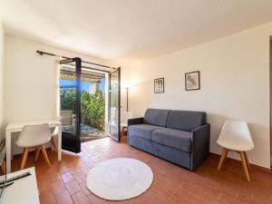 Posezení v ubytování Studio Les Mas de Pramousquier-12 by Interhome