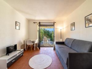 Posezení v ubytování Studio Les Mas de Pramousquier-12 by Interhome + 21 fotografií