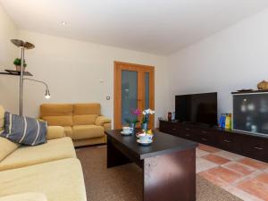 Televízia a/alebo spoločenská miestnosť v ubytovaní Holiday Home Ullastreta by Interhome + 17 fotografií