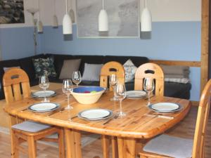 drewniany stół z płytami i kieliszkami do wina w obiekcie Holiday Home Ferienhaus Bude 87 by Interhome w mieście Bad Arolsen