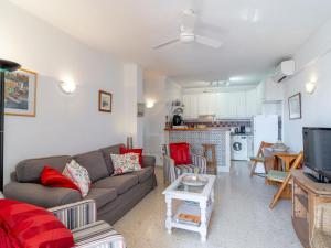 ein Wohnzimmer mit einem Sofa und einem Tisch in der Unterkunft Apartment Capuchinos San Juan de Capistrano by Interhome in Nerja