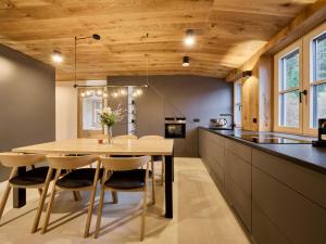 Kuchyň nebo kuchyňský kout v ubytování Apartment Máj-7 by Interhome