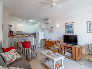 ein Wohnzimmer mit einem Sofa und einem TV in der Unterkunft Apartment Capuchinos San Juan de Capistrano by Interhome in Nerja