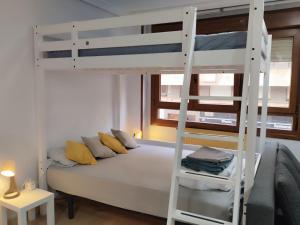 una camera con letto a castello e scala di Estudio Céntrico A4 a Oviedo