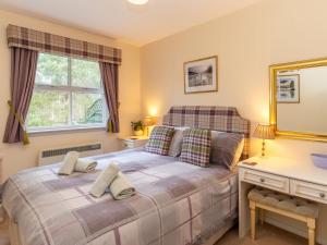 מיטה או מיטות בחדר ב-Holiday Home Falcon Lodge by Interhome