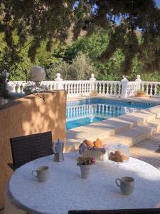 a white table with a tableablish at Casa con piscina in Calpe