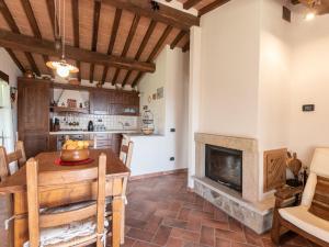 - un salon avec une table et une cheminée dans l'établissement Holiday Home Elena by Interhome, à Sassofortino