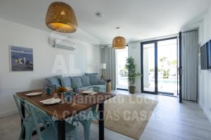 - un salon avec une table et un canapé dans l'établissement Ribamar Bluevillas T1 by ACasaDasCasas - Apartment 3, à Ericeira