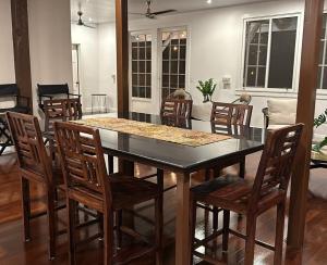 Casa Randa في مدينة باناما: غرفة طعام مع طاولة وكراسي